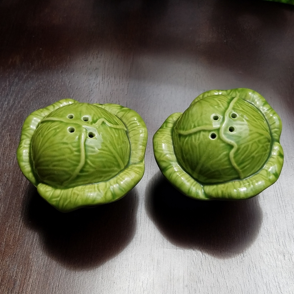 Vintage salt pepper cabbage shakers